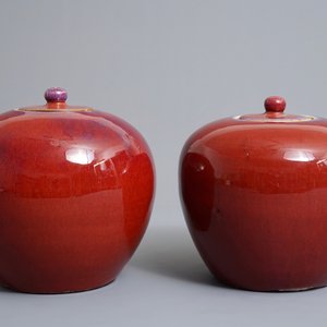 A pair of Chinese monochrome oxblood-glazed jars and covers, 19th C. — 照片 5