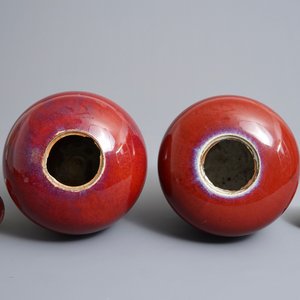 A pair of Chinese monochrome oxblood-glazed jars and covers, 19th C. — 照片 6