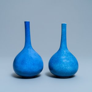 A pair of Chinese monochrome powder blue bottle vases, Kangxi — 照片 3