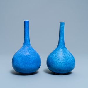 A pair of Chinese monochrome powder blue bottle vases, Kangxi — 照片 4