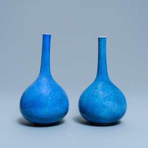 A pair of Chinese monochrome powder blue bottle vases, Kangxi — 照片 5