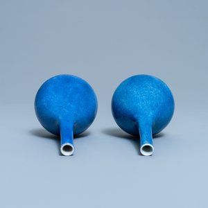 A pair of Chinese monochrome powder blue bottle vases, Kangxi — 照片 6