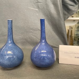 A pair of Chinese monochrome powder blue bottle vases, Kangxi — 照片 9