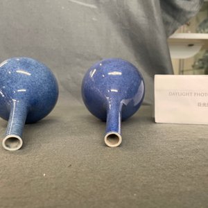 A pair of Chinese monochrome powder blue bottle vases, Kangxi — 照片 10
