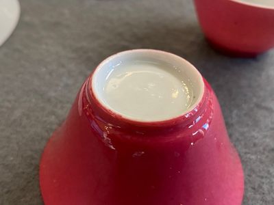 A pair of Chinese monochrome puce-glazed cups and saucers, 19/20th C. — 照片 4