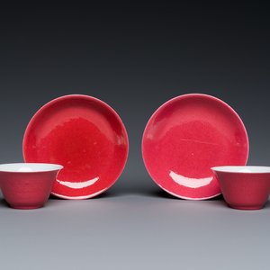 A pair of Chinese monochrome puce-glazed cups and saucers, 19/20th C. — 照片 1