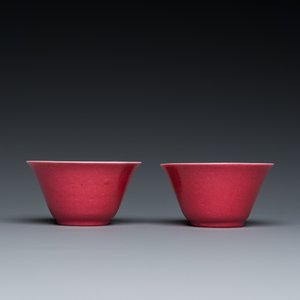 A pair of Chinese monochrome puce-glazed cups and saucers, 19/20th C. — 照片 4