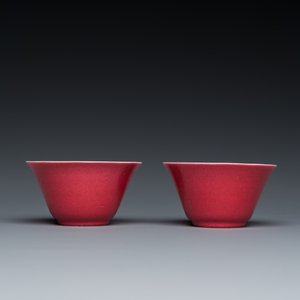 A pair of Chinese monochrome puce-glazed cups and saucers, 19/20th C. — 照片 5