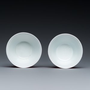 A pair of Chinese monochrome puce-glazed cups and saucers, 19/20th C. — 照片 8