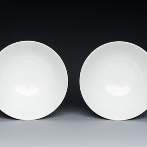 A pair of Chinese monochrome ruby-glazed bowls, Guangxu mark and of the period — 照片 7