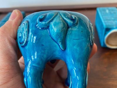 A pair of Chinese monochrome turquoise-glazed 'cong' vases and a 'luduan' censer, 19/20th C. — photo 11