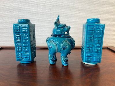 A pair of Chinese monochrome turquoise-glazed 'cong' vases and a 'luduan' censer, 19/20th C. — photo 3
