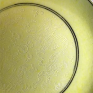 A pair of Chinese monochrome yellow 'dragon' plates, Tongzhi mark and prob. of the period — 照片 5