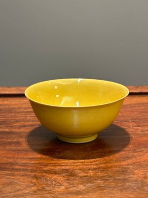 A pair of Chinese monochrome yellow-glazed bowls, Yongzheng mark, 19th C — 照片 1