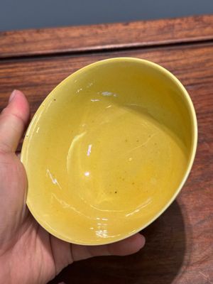 A pair of Chinese monochrome yellow-glazed bowls, Yongzheng mark, 19th C — 照片 12