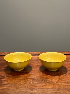 A pair of Chinese monochrome yellow-glazed bowls, Yongzheng mark, 19th C — 照片 20