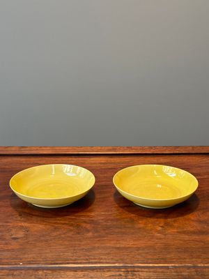 A pair of Chinese monochrome yellow-glazed saucers with incised designs of pine and cranes, Yongzheng mark and of the period — 照片 1