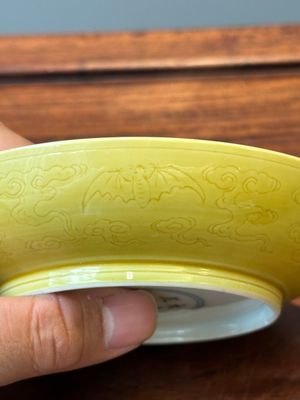 A pair of Chinese monochrome yellow-glazed saucers with incised designs of pine and cranes, Yongzheng mark and of the period — 照片 23