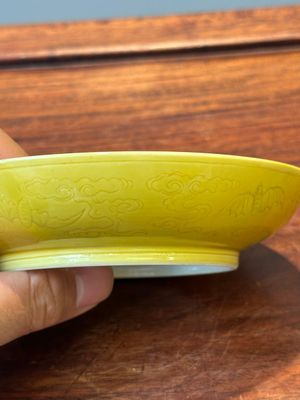 A pair of Chinese monochrome yellow-glazed saucers with incised designs of pine and cranes, Yongzheng mark and of the period — 照片 25
