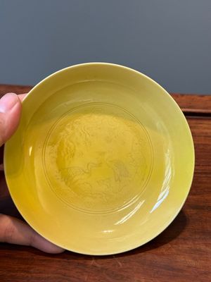 A pair of Chinese monochrome yellow-glazed saucers with incised designs of pine and cranes, Yongzheng mark and of the period — 照片 3