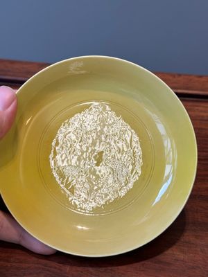 A pair of Chinese monochrome yellow-glazed saucers with incised designs of pine and cranes, Yongzheng mark and of the period — 照片 4