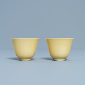 A pair of Chinese monochrome yellow wine cups, Kangxi mark and of the period — photo 3
