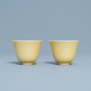 A pair of Chinese monochrome yellow wine cups, Kangxi mark and of the period — photo 4