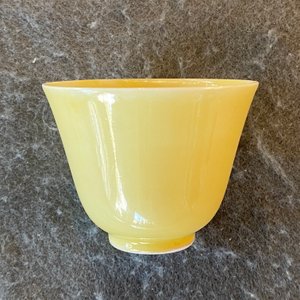 A pair of Chinese monochrome yellow wine cups, Kangxi mark and of the period — photo 8