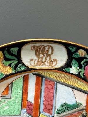 A pair of Chinese monogrammed Canton famille rose plates with black-glazed rims, 19th C. — 照片 25