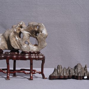 A pair of Chinese mother-of-pearl and lacquer stands and two scholar rocks, 19/20th C. — 照片 14