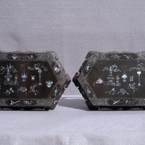 A pair of Chinese mother-of-pearl and lacquer stands and two scholar rocks, 19/20th C. — 照片 17