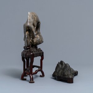 A pair of Chinese mother-of-pearl and lacquer stands and two scholar rocks, 19/20th C. — 照片 3