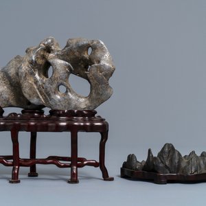 A pair of Chinese mother-of-pearl and lacquer stands and two scholar rocks, 19/20th C. — 照片 4