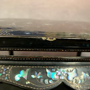 A pair of Chinese mother-of-pearl and lacquer stands and two scholar rocks, 19/20th C. — 照片 43