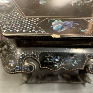 A pair of Chinese mother-of-pearl and lacquer stands and two scholar rocks, 19/20th C. — 照片 45