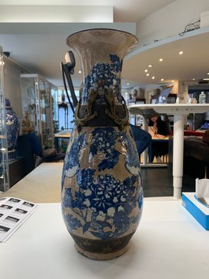 A pair of Chinese Nanking blue and white crackle-glazed 'phoenix' vases, 19th C. — photo 1