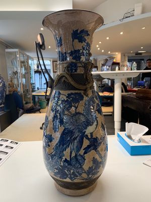 A pair of Chinese Nanking blue and white crackle-glazed 'phoenix' vases, 19th C. — photo 11