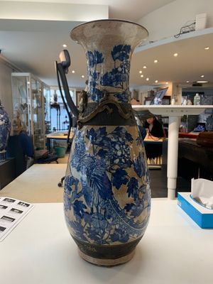 A pair of Chinese Nanking blue and white crackle-glazed 'phoenix' vases, 19th C. — photo 2