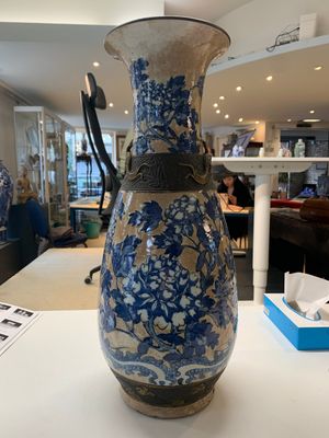A pair of Chinese Nanking blue and white crackle-glazed 'phoenix' vases, 19th C. — photo 3