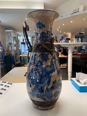 A pair of Chinese Nanking blue and white crackle-glazed 'phoenix' vases, 19th C. — photo 4