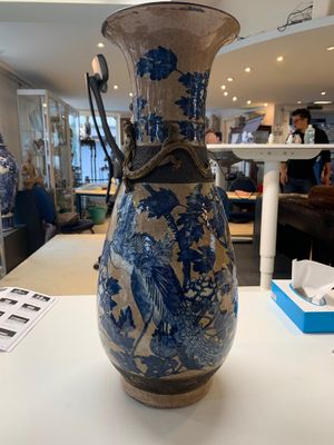 A pair of Chinese Nanking blue and white crackle-glazed 'phoenix' vases, 19th C. — photo 9