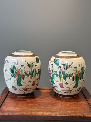 A pair of Chinese Nanking crackle-glazed famille rose jars and a dish, Chenghua mark, 19th C. — 照片 3