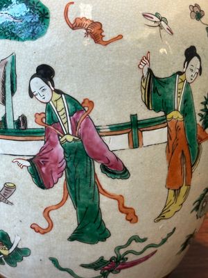 A pair of Chinese Nanking crackle-glazed famille rose jars and a dish, Chenghua mark, 19th C. — 照片 8