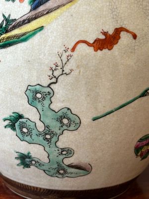 A pair of Chinese Nanking crackle-glazed famille rose jars and a dish, Chenghua mark, 19th C. — 照片 9