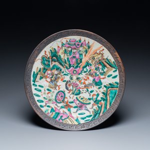 A pair of Chinese Nanking crackle-glazed famille rose jars and a dish, Chenghua mark, 19th C. — 照片 2