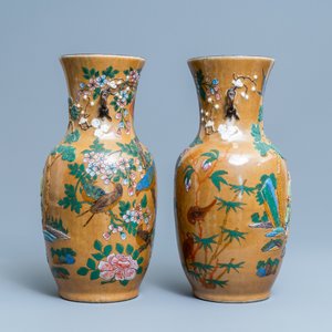 A pair of Chinese Nanking crackle-glazed vases with moulded design of Li Tieguai, 19th C. — 照片 2