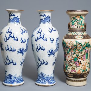 A pair of Chinese Nanking 'dragon' vases and a 'warrior' vase, 19th C. — photo 3