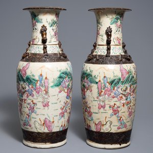 A pair of Chinese Nanking famille rose crackle-glazed vases with warriors, 19th C. — photo 2