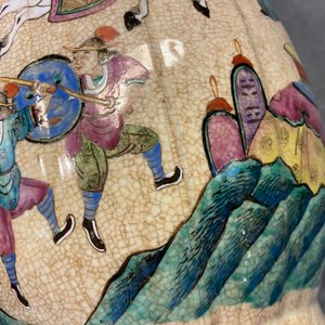 A pair of Chinese Nanking famille rose crackle-glazed 'warrior' vases, 19th C. — photo 10