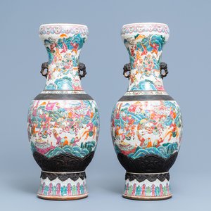 A pair of Chinese Nanking famille rose crackle-glazed 'warrior' vases, 19th C. — photo 1